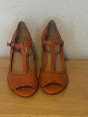 Darling vintage style. Miz Mooz Sz 7, orange, spectator, t-strap, peep toe Sz 7